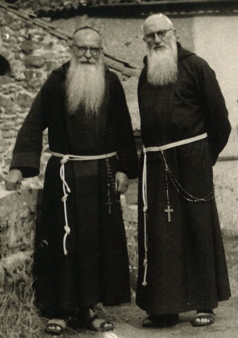 photo de deux pères capucins